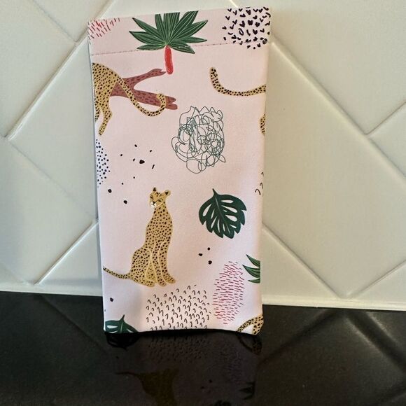 New Soft Glasses Case Pouch. Snap Closure. Soft interior with attached cloth - Picture 6 of 7